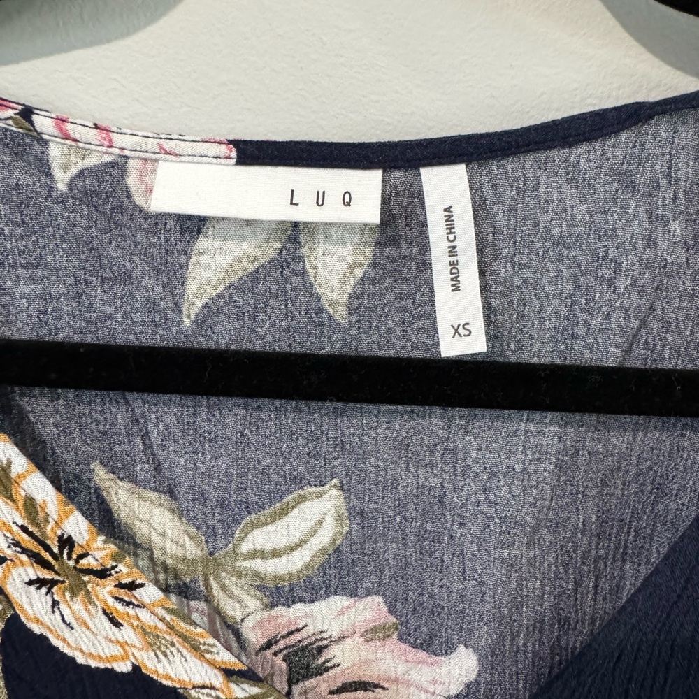 LUQ Floral V-Neck Blouse with Tie Front Size XS - Picture 2 of 4